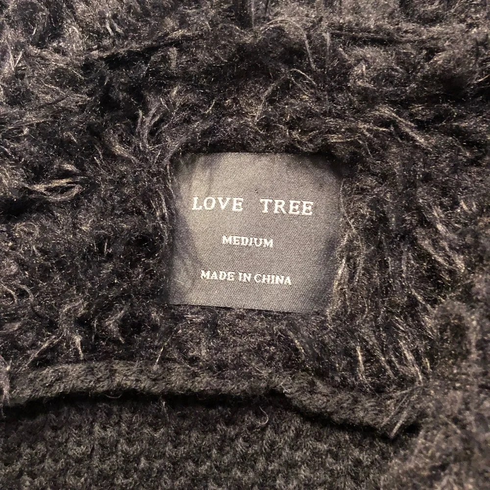 2[Love Tree] New! Faux fur black vest crochet back - Picture 5 of 7